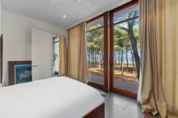 Stunning Orchard Beachside - Image 3
