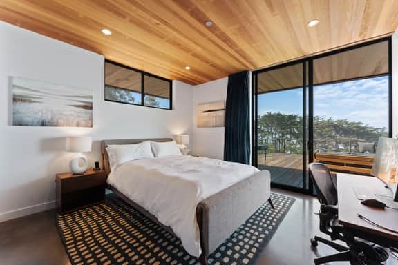 Chic Harborfront Pearl - Image 3