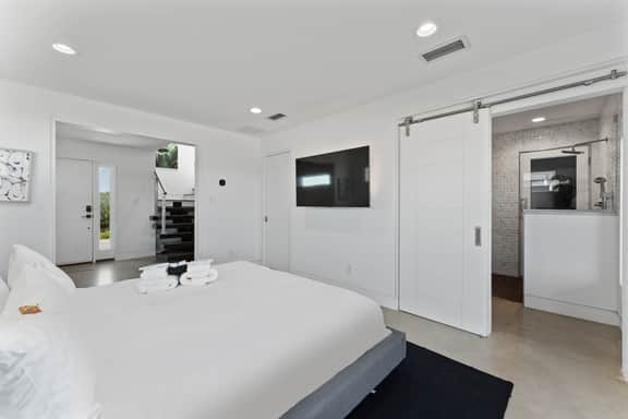 Harborfront Modern Highlands Stunning - Image 3